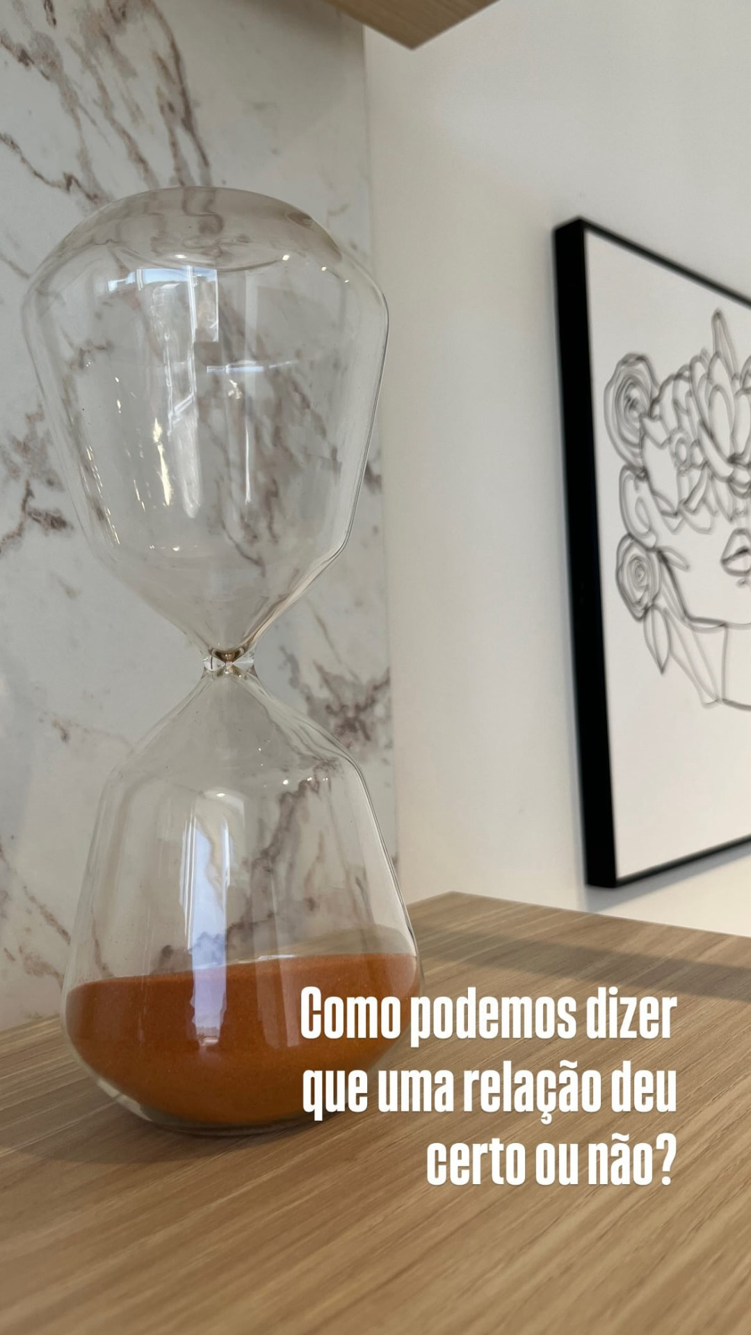 Publicação do Instagram: reflexão sobre relações com imagem de ampulheta